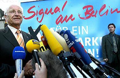 Edmund Stoiber ante los medios, durante un encuentro con su partido, ayer en Múnich.