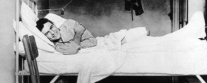 Ernest Hemingway, gravemente herido en una pierna, en un hospital de Milán, en 1918.