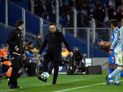 El entrenador del getafe, José Bordalás, controla un balón en la banda durante el partido contra el Celta.