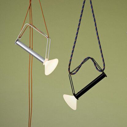 This lamp is suitable for outdoor use, where it can be hung or adjusted to any support.