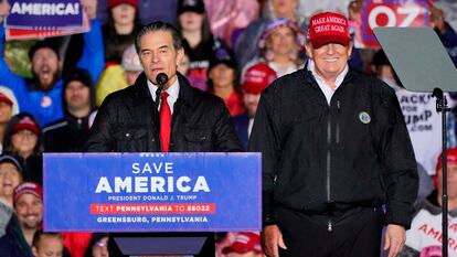 El candidato republicano al Senado Mehmet Oz, en un acto con el expresidente Donald Trump, en Greensburg, Pensilvania, el pasado 6 de mayo.
