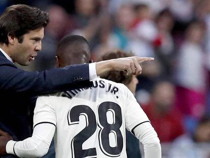 Solari da instrucciones a Vinicius, tras el gol.