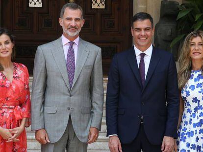 Los Reyes junto a Pedro Sánchez y su esposa, Begoña Gómez.