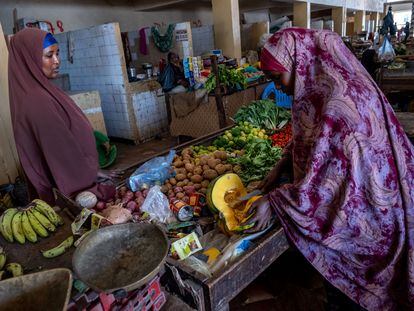 Una mujer compraba en el mercado de Ansoloti, en Mogadiscio (Somalia), en junio de 2022.