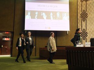 Homenaje a las magistradas del Tribunal Constitucional. De izquierda a derecha, Adela Asua, Encarnación Roca, Elisa Pérez y María Emilia Casas.