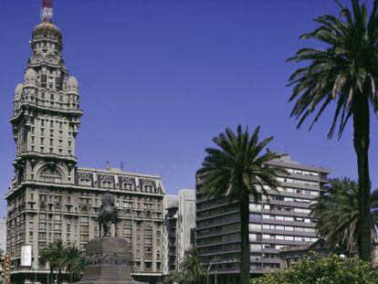 El Palacio Salvo en la Plaza Independencia.