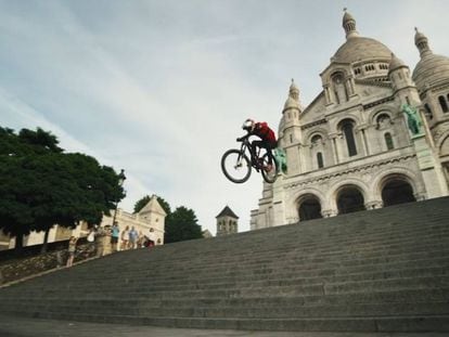 En vídeo, Fabio Wibmer realiza piruetas con su bicicleta en las calles de París y Lyon.