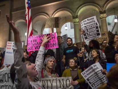 Ciudadanos protestan en Los Ángeles contra el nombramiento de Steve Bannon como consejero y estratega de Trump.