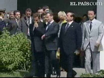 Los líderes del G-8 han posado para la foto de familia en la puerta de la sede del Cuartel de la Guardia de Finanzas de la ciudad italiana de L'Aquila, donde tiene lugar la cumbre.La reunión se inicia con el desencuentro sobre la declaración prevista en relación al calentamiento global y con la ausencia del presidente chino, Hu Jintao, que regresó anoche a Pekín para hacer frente a la crisis en la región de Xinjiang.