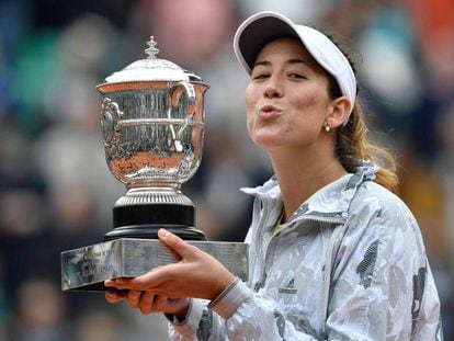 Muguruza besa el trofeo de campeona de Roland Garros.