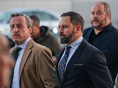 El presidente de Vox, Santiago Abascal con su asesor Kiko Méndez-Monasterio, a la izquierda, en marzo de 2019.