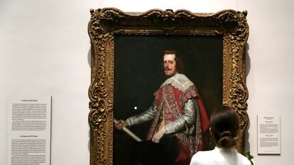 Una mujer mira la pintura de Velázquez 'Felipe IV en Fraga', expuesta en el Museo del Prado.