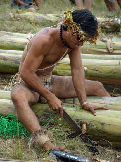 Costrucción de los trineos tradicionales para la carrera tradicional Haka Pei, en la isla de Pascua.