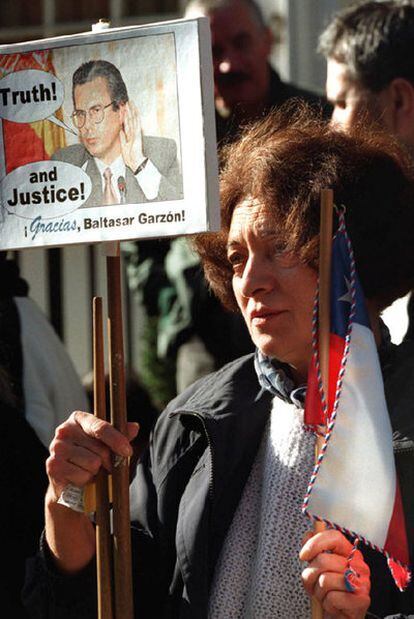 Manifestación contra Pinochet en 1998, ante la clínica londinense donde estaba ingresado, tras conocerse la solicitud de extradición a Garzón.