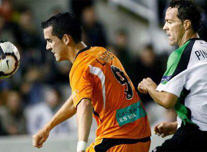 Linares, del Salamanca, y Pinillos, del Racing, peleando un balón.