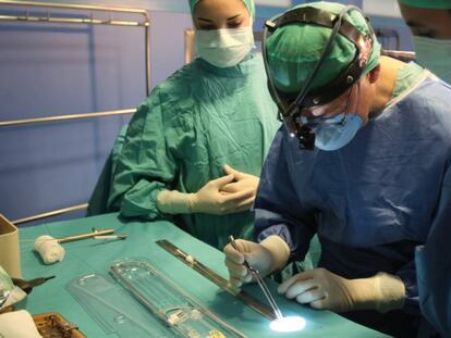 Especialistas sanitarios en una operaci&oacute;n. 