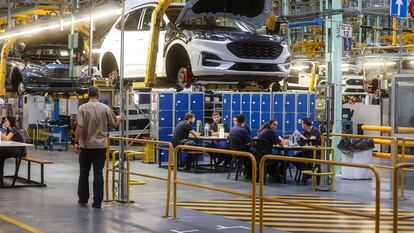 Línea de ensamblaje en la fábrica de Ford Almussafes (Valencia).