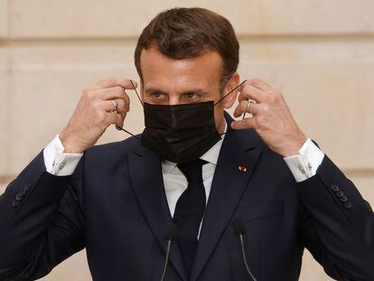 El presidente francés, Emmanuel Macron, se ajusta la mascarilla antes de una conferencia con el presidente israelí, Reuven Rivlin, en el Palacio del Elíseo este jueves.