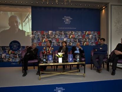 Jos&eacute; Ovejero conversa por videoconferencia con el jurado: Antonio Ram&iacute;rez, Xavier Velasco, Annie Morvan, J. M. Pozuelo Yvancos, Jordi Punt&iacute; y Manuel Rivas.