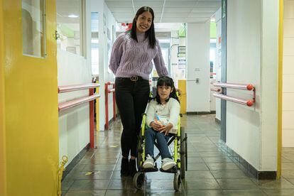 Ximena Barnad junto a su madre, Mónica Aguilar, de 34 años, en los pasillos del centro de rehabilitación de la fundación.