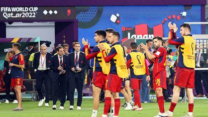 Los jugadores españoles aplauden tras finalizar el partido ante Japón.
