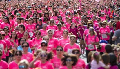 Miles de mujeres participaron este domingo en la carrera de la Mujer contra el c&aacute;ncer de mama. 