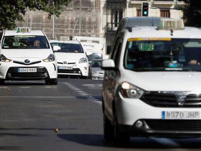 Varios taxis circulando por Madrid.