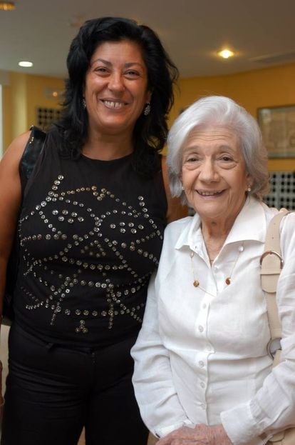 Almudena Grandes y Ana María Matute, en los cursos de verano de la Universidad Complutense en El Escorial (Madrid), en 2005.