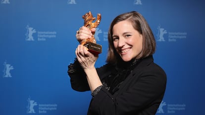 Carla Simón levanta el Oso de Oro el miércoles en Berlín.