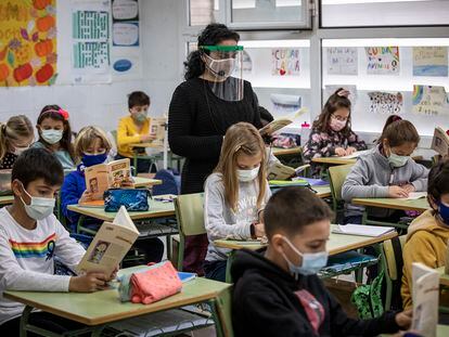 Estudiantes del colegio público Mare Nostrum de Valencia, una clase de sexto de primaria.