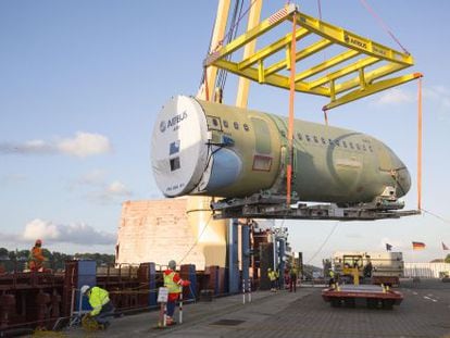 Fuselaje de un avi&oacute;n de Airbus listo para ser embarcado en Hamburgo con rumbo a Mobile (Alabama), la semana pasada.