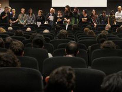 Trabajadores de la Filmoteca leyendo el manifiesto en la sala Luis García Berlanga.