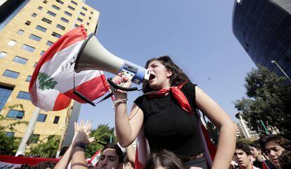 Una estudiante participa en una manifestación antigubernamental frente al Ministerio de Educación en Beirut el 7 de noviembre de 2019.