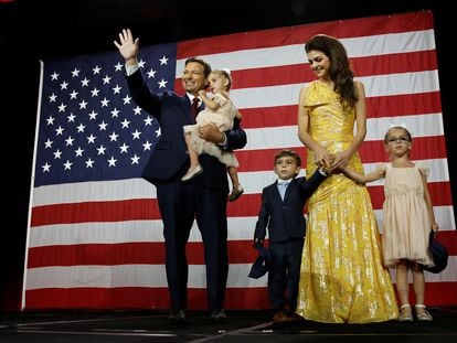 Ron DeSantis celebraba el martes con su esposa e hijos la reelección como gobernador de Florida, en Tampa.