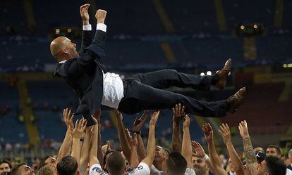 Los jugadores del Madrid mantean a Zidane.