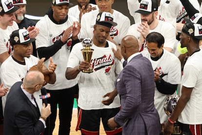 Jimmy Butler recibe el premio Larry Bird al mejor jugador de la final de la Conferencia Este tras el partido de este lunes.