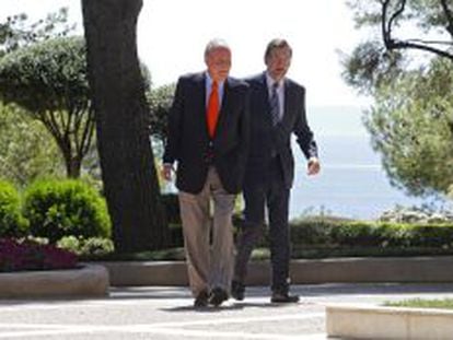 El jefe de Estado, don Juan Carlos, junto con el presidente del Gobierno, Mariano Rajoy, el pasado a&ntilde;o en el Palacio de Marivent. 