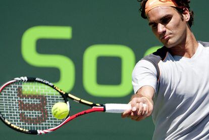 Federer golpea la pelota durante el partido.