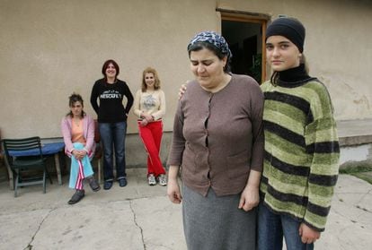 Pehrija Brankovic junto a sus hijas Vasija, Jasmina, Elmedina y Amra (de izda. a dcha.), en su casa de Sarajevo. Tuvieron que huir, junto a su familia de Rakitnica, población situada el este de Bosnia. Como tantos musulmanes, sufrieron la limpieza étnica. Las varones de la familia fueron asesinados.