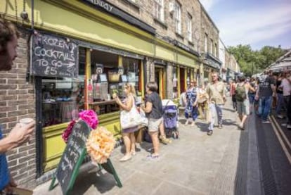 Puestos de 'streetfood' en el mercado de Broadway, en Hackney (Londres).