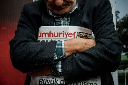 Un lector con un ejemplar del diario &#039;Cumhuriyet&#039; el pasado 1 de noviembre.