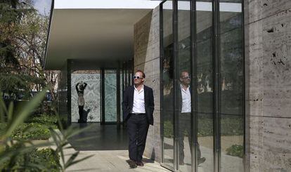 Jordi Bernad&oacute; junto a las puertas eliminadas del edificio Mies van der Rohe de Barcelona