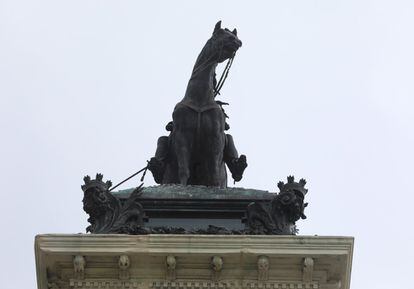 El mirador está situado justo debajo de la figura ecuestre de Alfonso XII; de hecho, la bóveda de este lugar es el suelo de la estatua, una visión muy poco habitual.