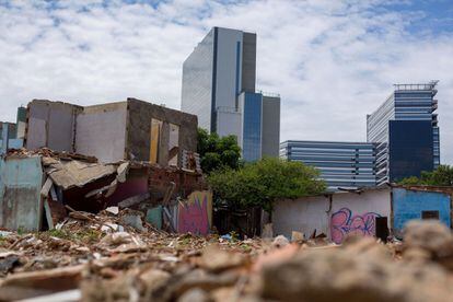 De un lado, la Vila Autódromo sobrevive entre casas demolidas por retroexcavadoras y escombros, del otro, el Parque Olímpico alcanza el 97% de su construcción.