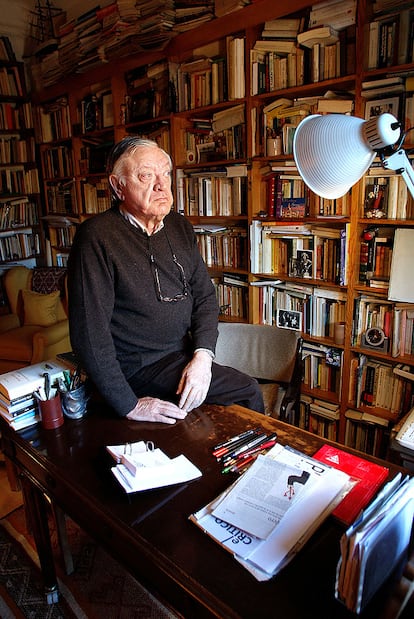 Antonio Martínez Sarrión fotografiado en 2010 en su casa de Madrid.
