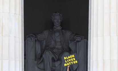 Pancarta de Black Lives Matter sobre la estatua de Lincoln en Washington.