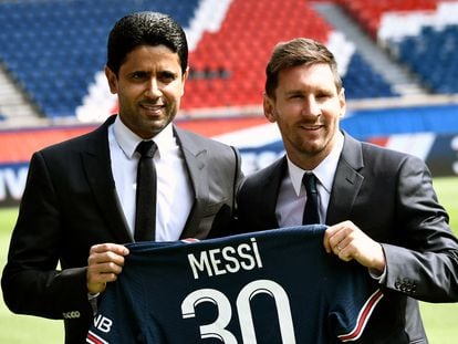 Nasser Al-Khelaifi y Lionel Messi, en agosto de 2021 el día de la presentación del argentina con el PSG.