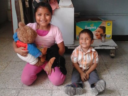Rom&aacute;n y Rosita tras su estancia en el Centro de Atenci&oacute;n Materno-Infantil de Cuilco.