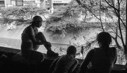 Inés mira hacia el río Guaire debajo de un puente de la autopista Francisco Fajardo, donde vive con otras cinco personas.