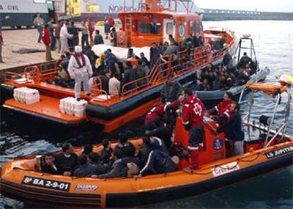 Efectivos de Cruz Roja atienden a los ocupantes de una patera en las costas de Tarifa.